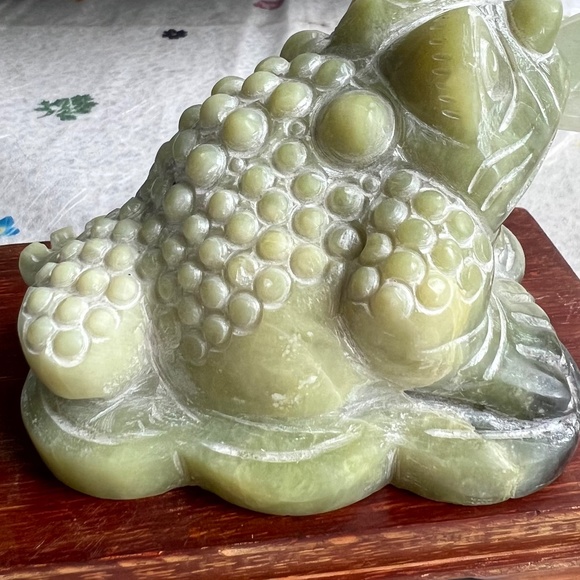 🌸 3 Legged Green Jade Frog w/ Jade Coin on display Wood - Picture 15 of 15